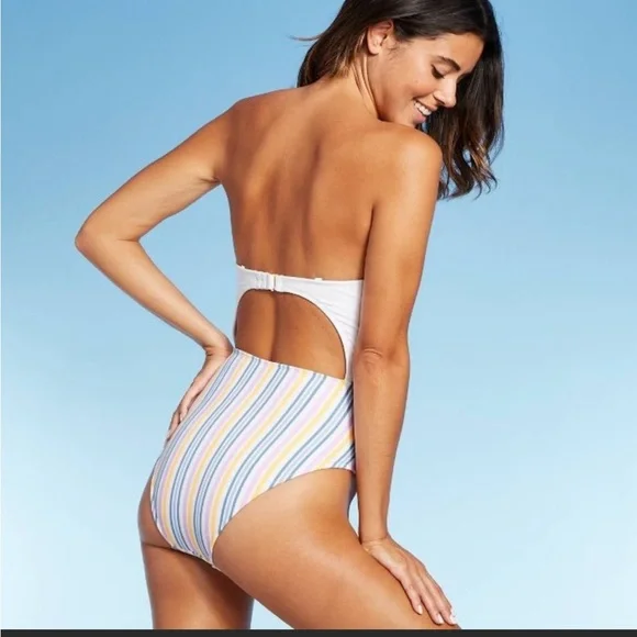Cut out one piece bathing suit - Picture 2 of 7